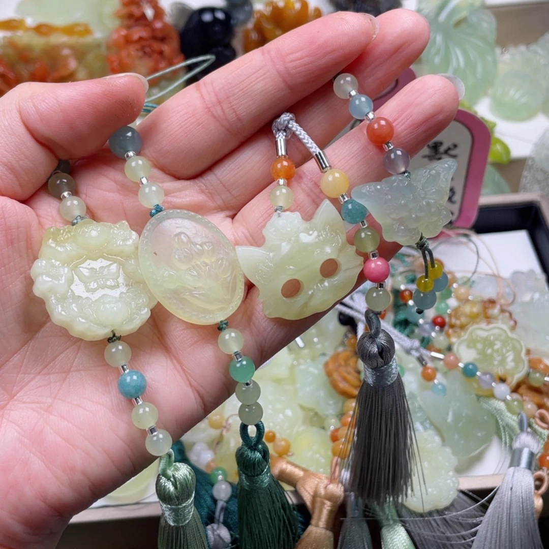 浅***城蛇纹石玉未镶嵌颈饰