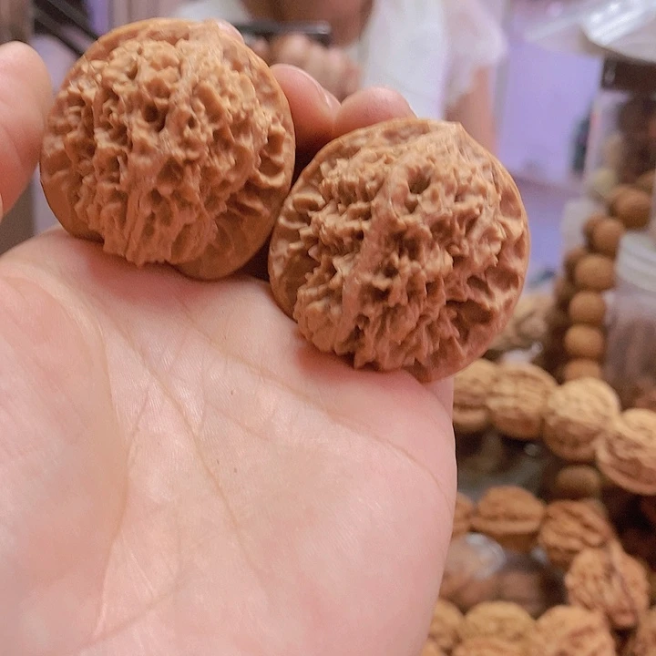 【闪购商品】文玩核桃把件39红皮乾隆纹