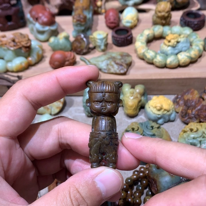未镶嵌岫岩河磨玉（透闪石质玉）挂件