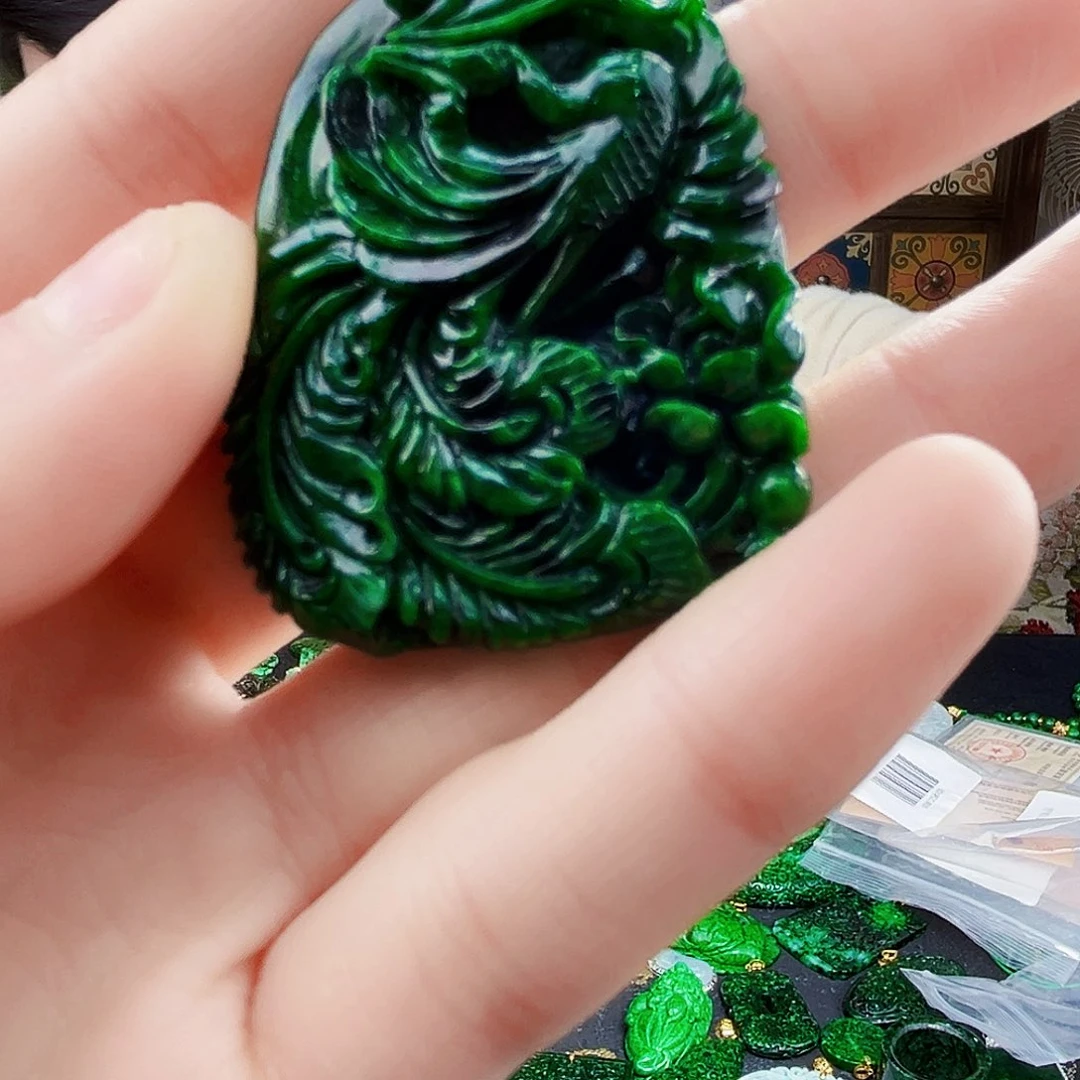 颈饰18K金镶嵌翡翠多样性