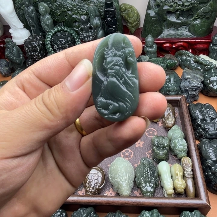 和田玉未镶嵌把件