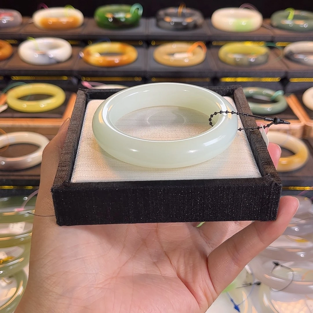 和田玉未镶嵌手镯油膏青白料