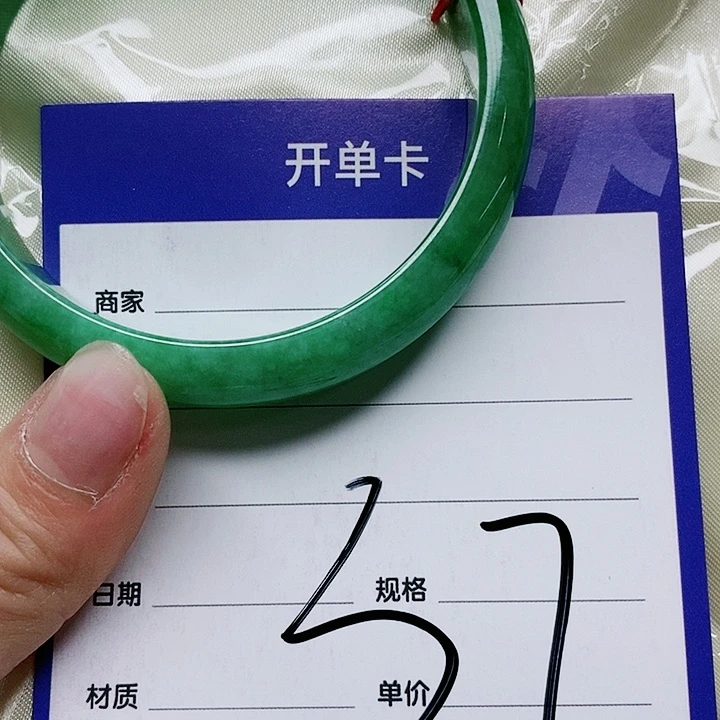翡翠手镯未镶嵌翡翠