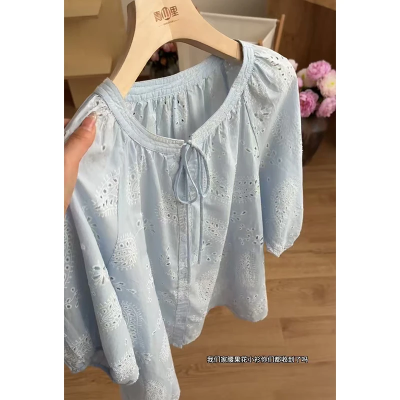 今年夏天爆款穿搭女2025年新款系带圆领镂空短款刺绣休闲风上衣