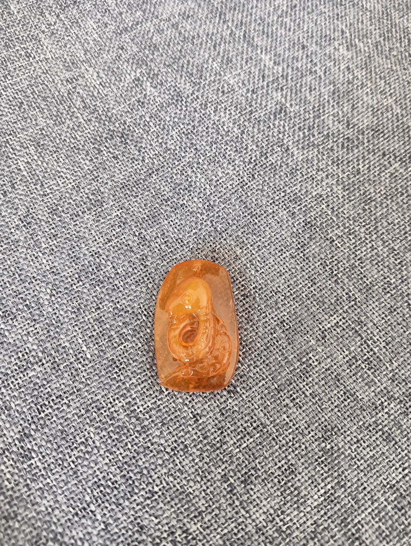 小黄蛇牌吊坠，蛇年财源广进。