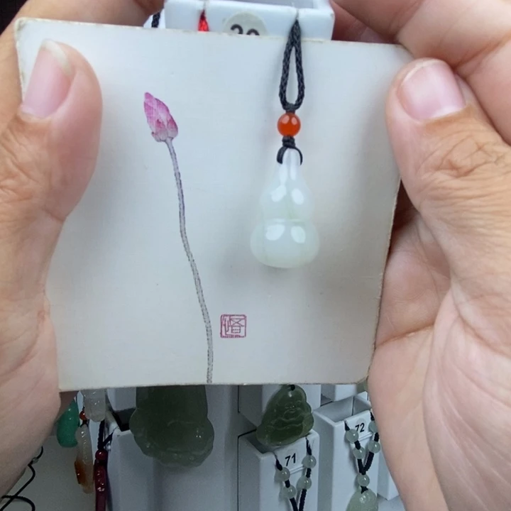 多****石英质玉未镶嵌颈饰