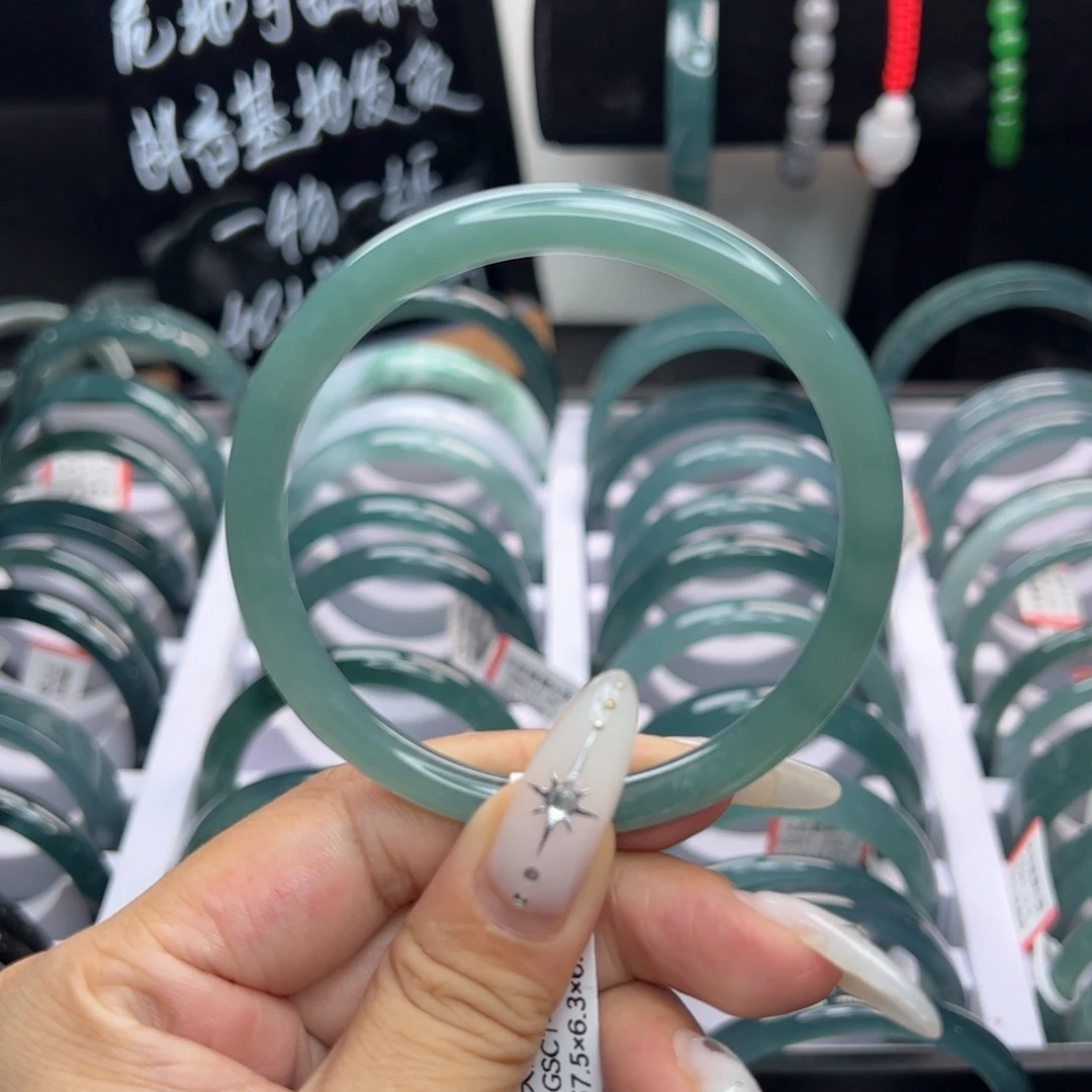 翡翠手镯未镶嵌翡翠