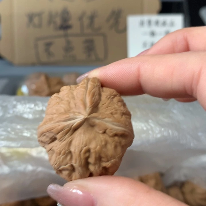 清***月文玩核桃吊坠异形单只，有瑕疵