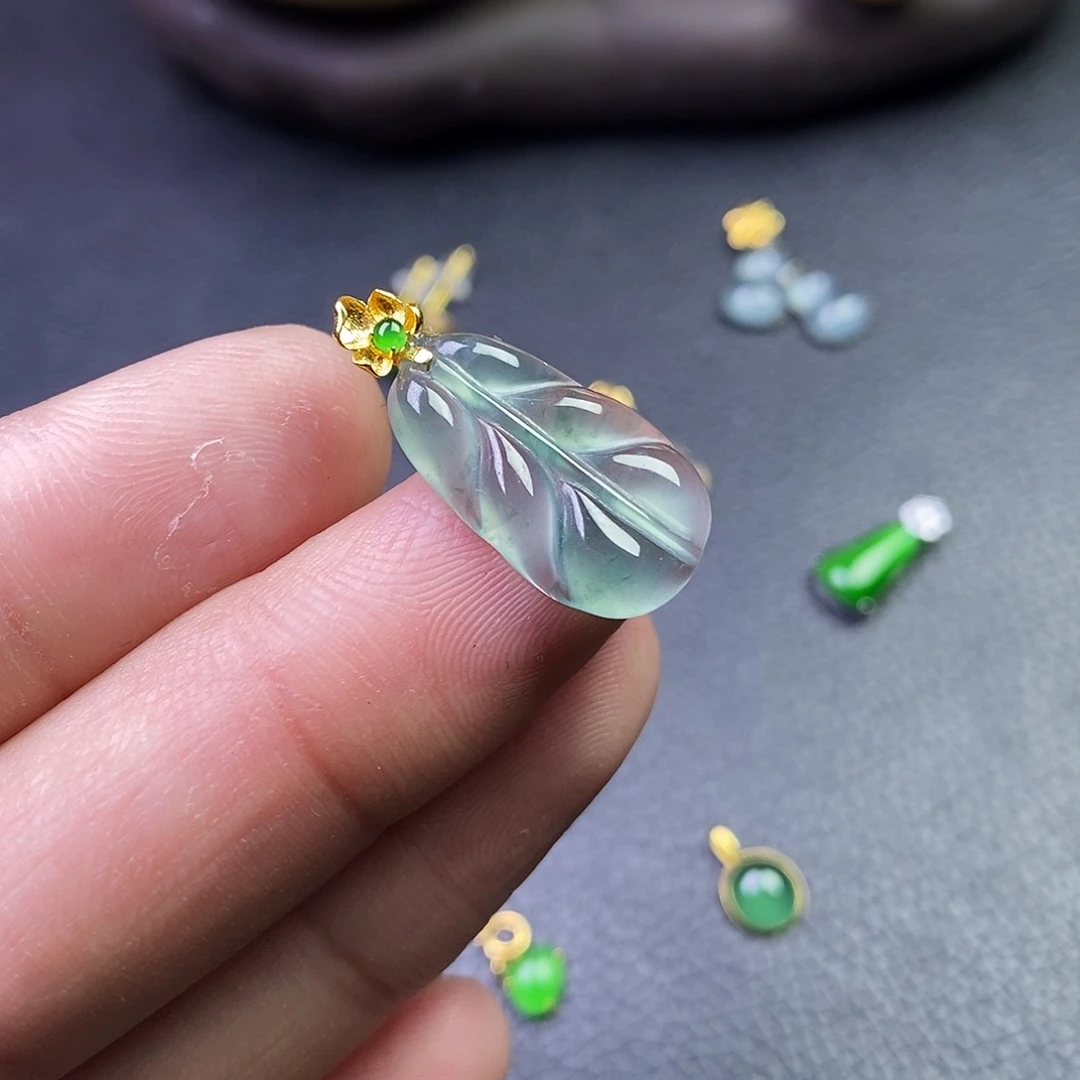 颈饰18K金镶嵌翡翠