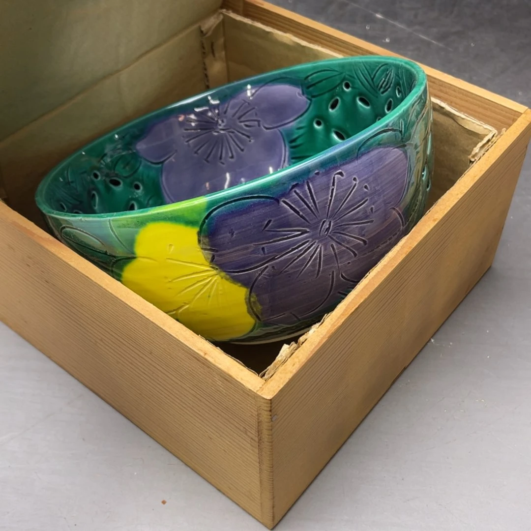 瓷片半**熟密密麻麻地铺满一层