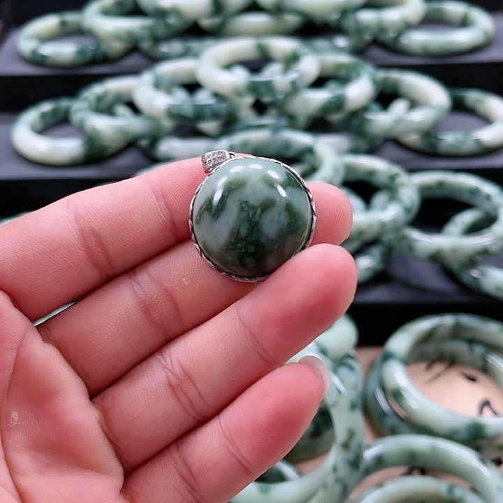 【闪购商品】透闪石-蛇纹石玉挂件银S925镶嵌糖****?