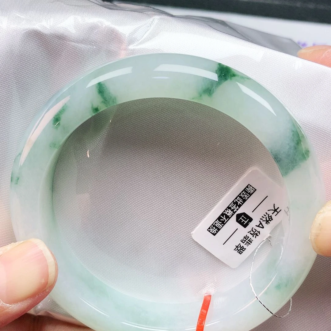 翡翠手镯未镶嵌59圈