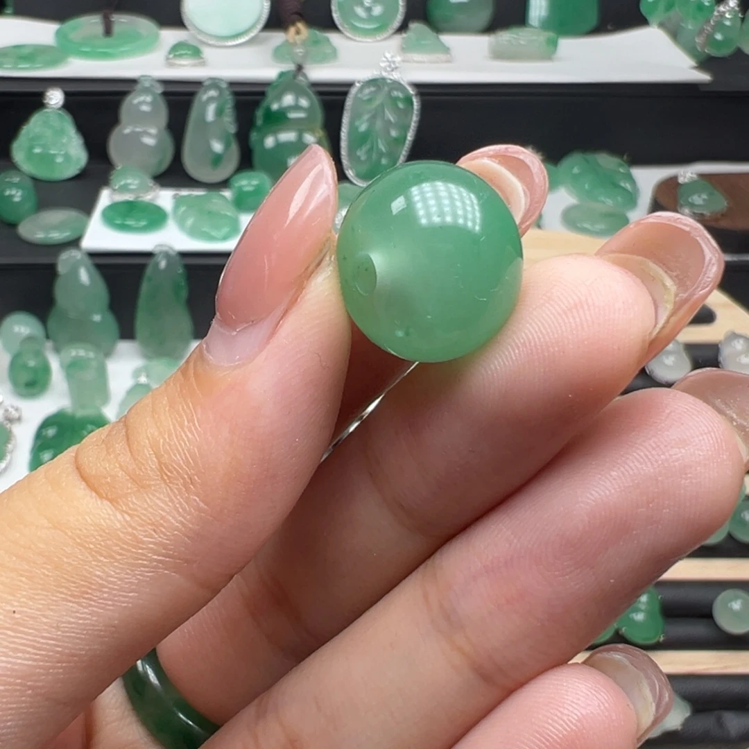 石英质玉（非洲翠）未镶嵌颈饰