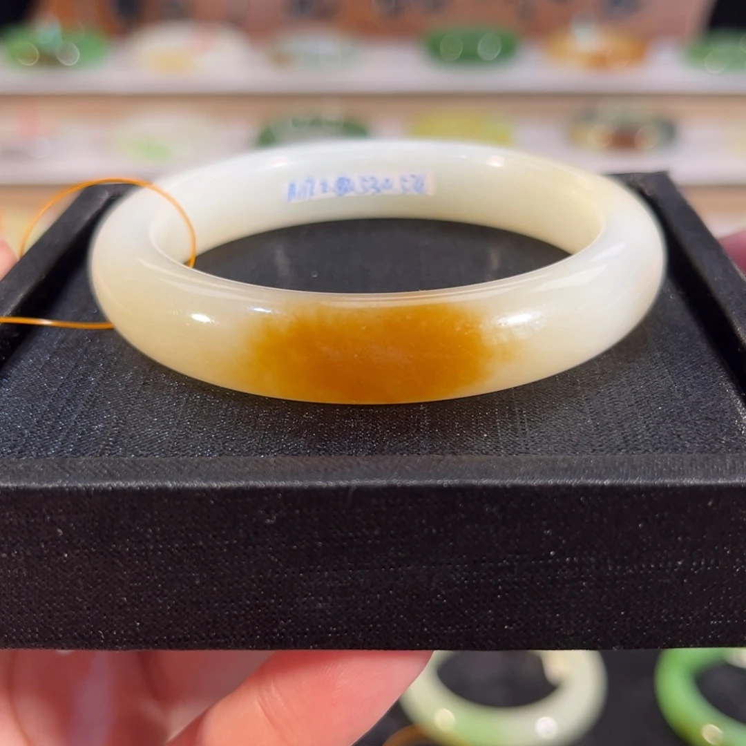 和田玉未镶嵌手镯一口糖 红糖