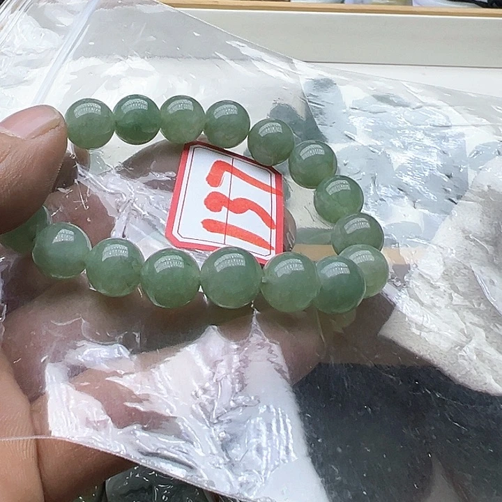翡翠颈饰未镶嵌小**?