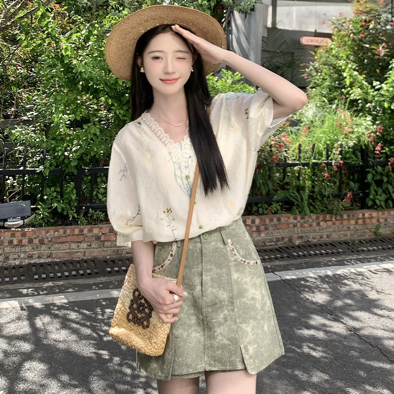 慕兔法式复古洋气植纹刺绣设计衬衫女2025夏季新款五分袖V领上衣