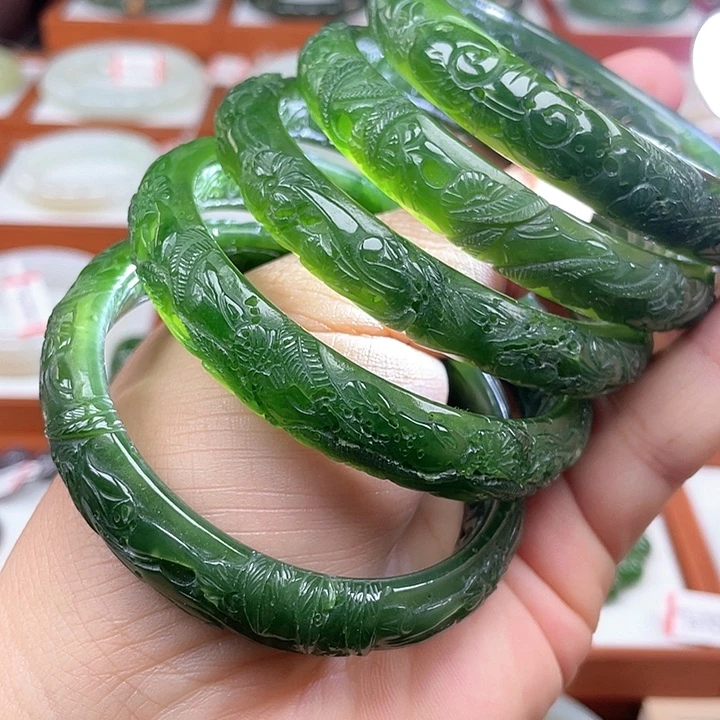 和田玉（碧玉）手镯未镶嵌（菠菜绿雕花碧玉手镯）多样性发其一