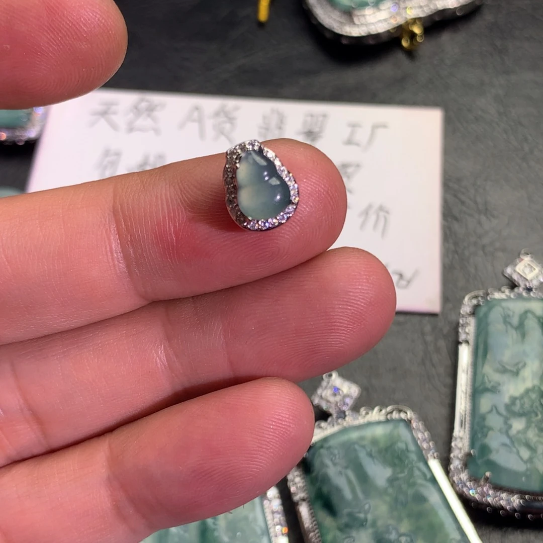 翡翠颈饰未镶嵌葫芦