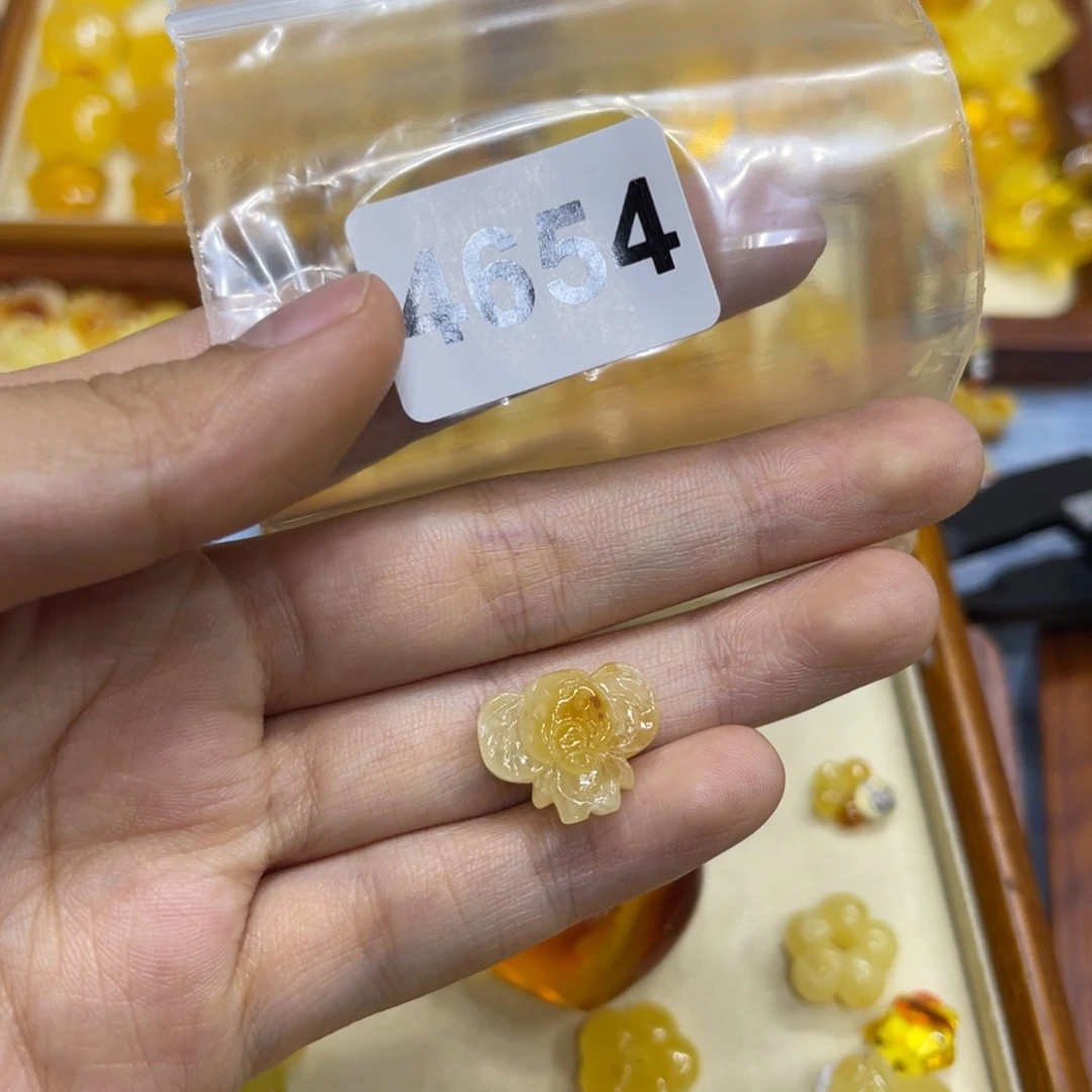 未镶嵌琥珀裸石咪*一