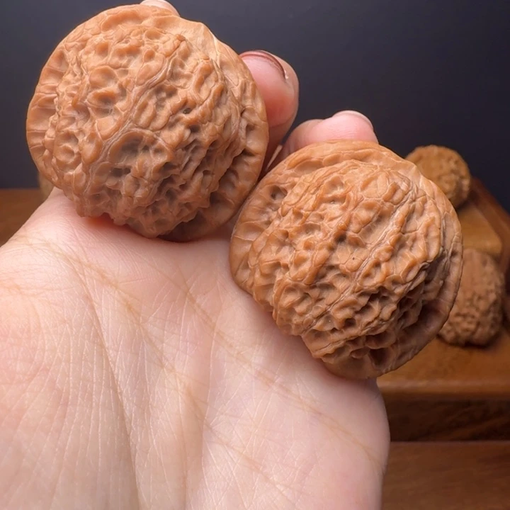 文玩核桃吊坠血麒麟