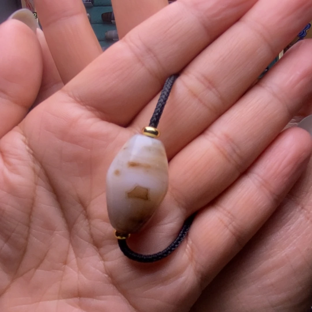 楚***玛瑙/玉髓颈饰未镶嵌