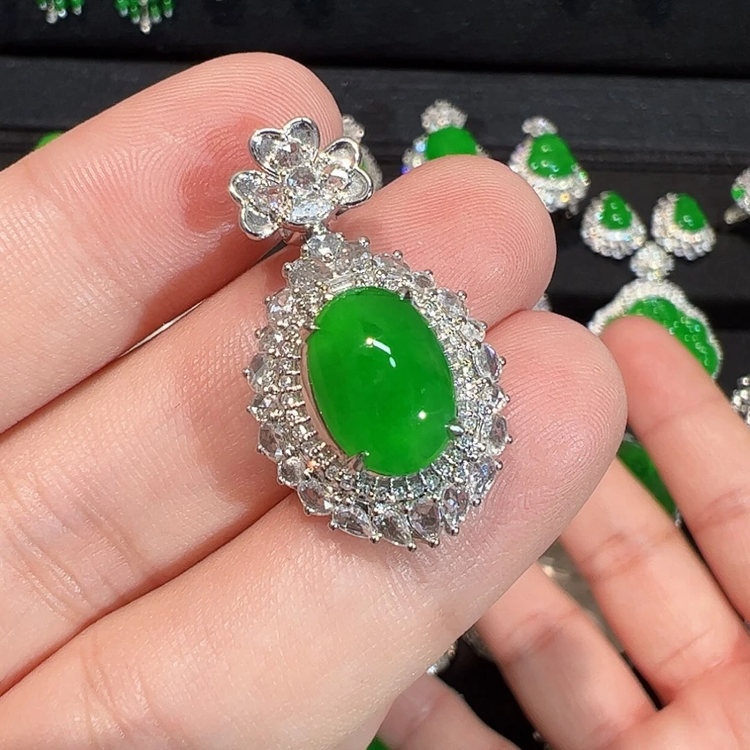 翡翠18K金镶嵌颈饰蛋面