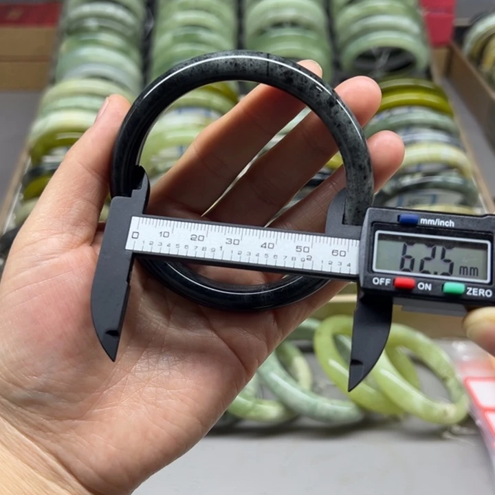 蛇纹石玉未镶嵌手镯15