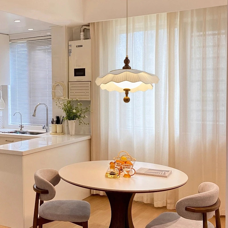 法式复古餐厅吊灯奶油风北欧简约轻奢实木百褶米白布艺卧室书房灯