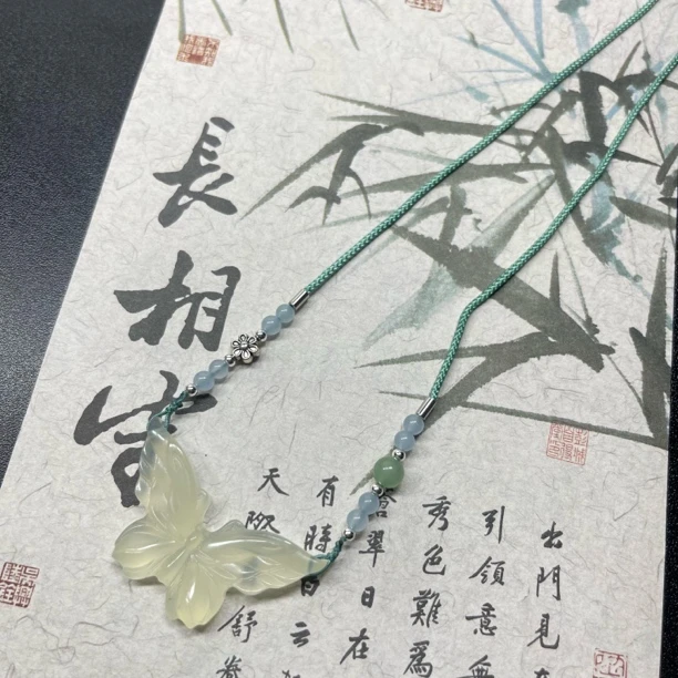 天然岫玉蝴蝶吊坠随机