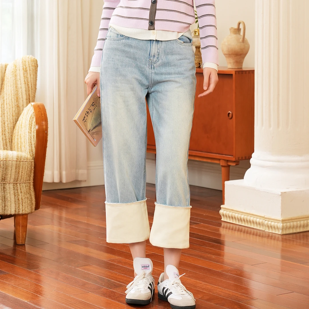 费依百搭休闲牛仔裤女2025秋季新款经典撞色卷边设计直筒裁剪裤子