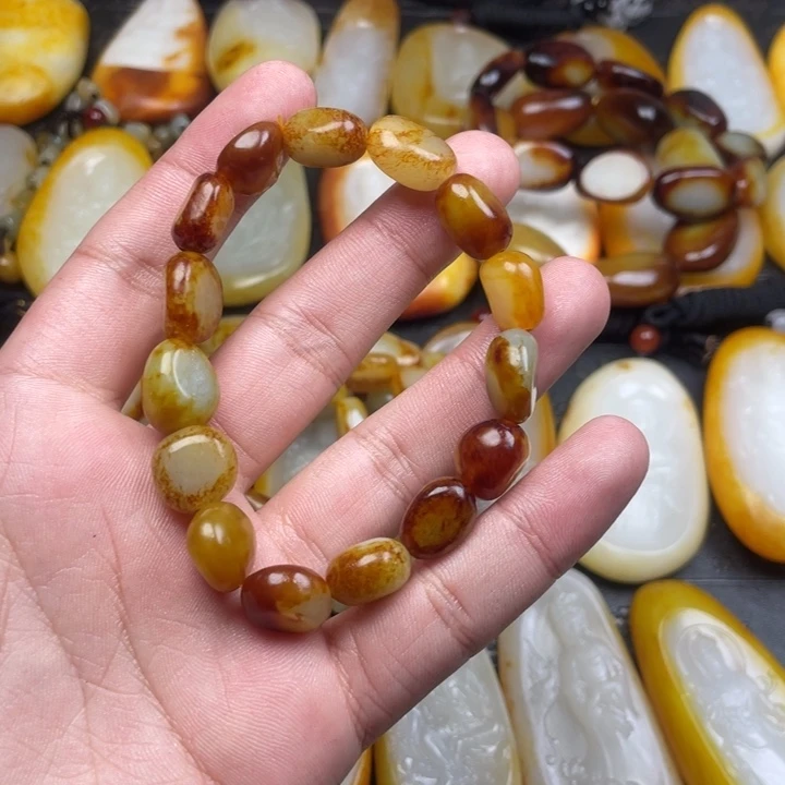 李***获和田玉未镶嵌颈饰