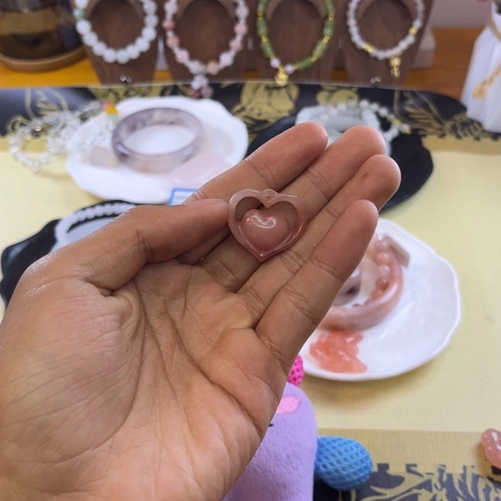 石英质玉未镶嵌颈饰