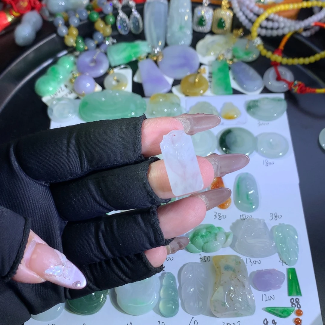 翡翠裸石未镶嵌竹牌