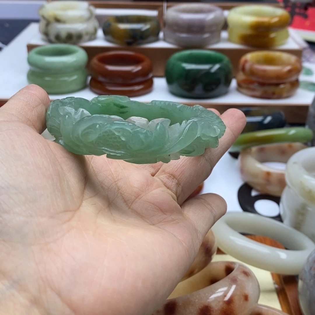 石英质玉手镯未镶嵌好***?