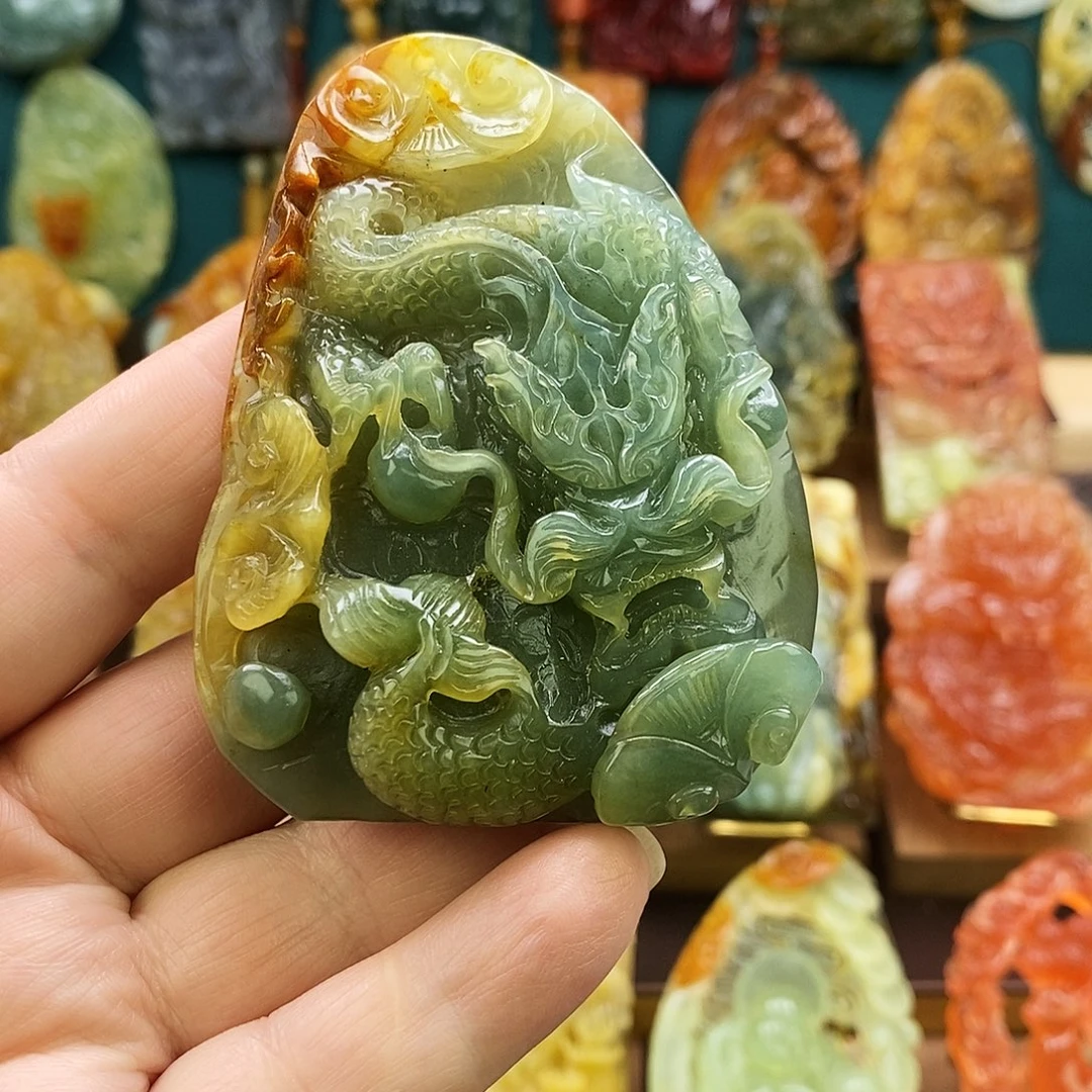 蛇纹石玉未镶嵌颈饰三色龙