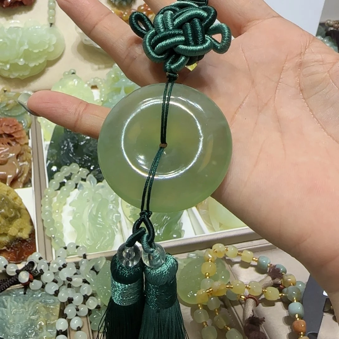 未镶嵌蛇纹石玉吊坠