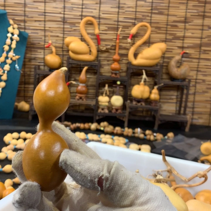 八宝豆和虾等食材混合拌制