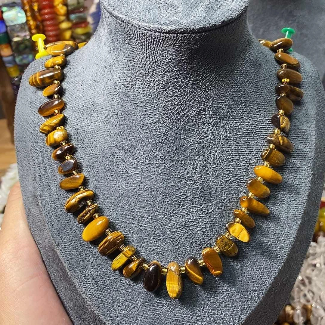 石英质玉未镶嵌，A品虎眼长牙一条，