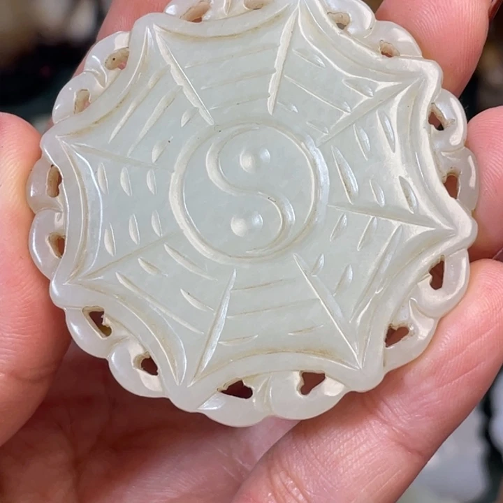 布***收和田玉未镶嵌颈饰