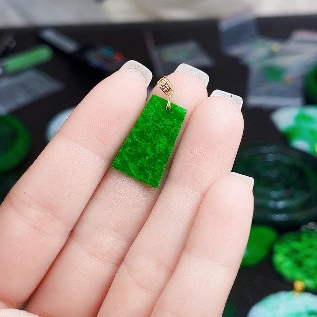 颈饰18K金镶嵌翡翠多样性