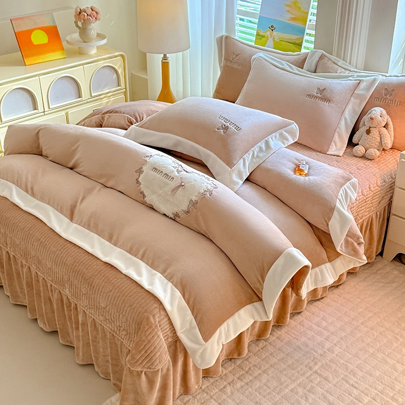 简约轻奢款全消光牛奶绒贴布绣花夹棉床盖款四件套刺绣款床盖