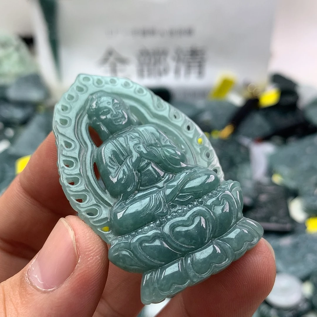 翡翠未镶嵌颈饰大日
