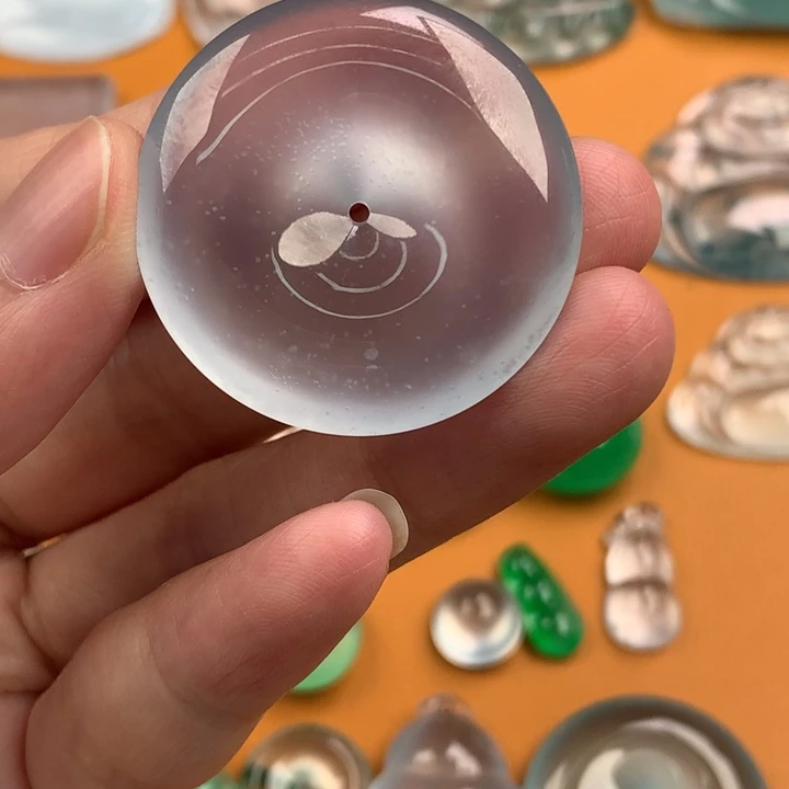 翡翠未镶嵌颈饰……