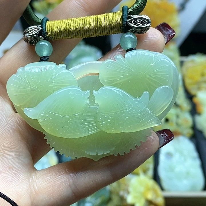 蛇纹石玉挂件未镶嵌