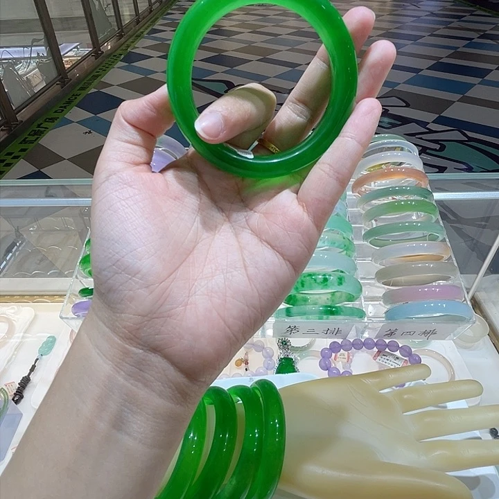 翡翠手镯未镶嵌翡翠手镯