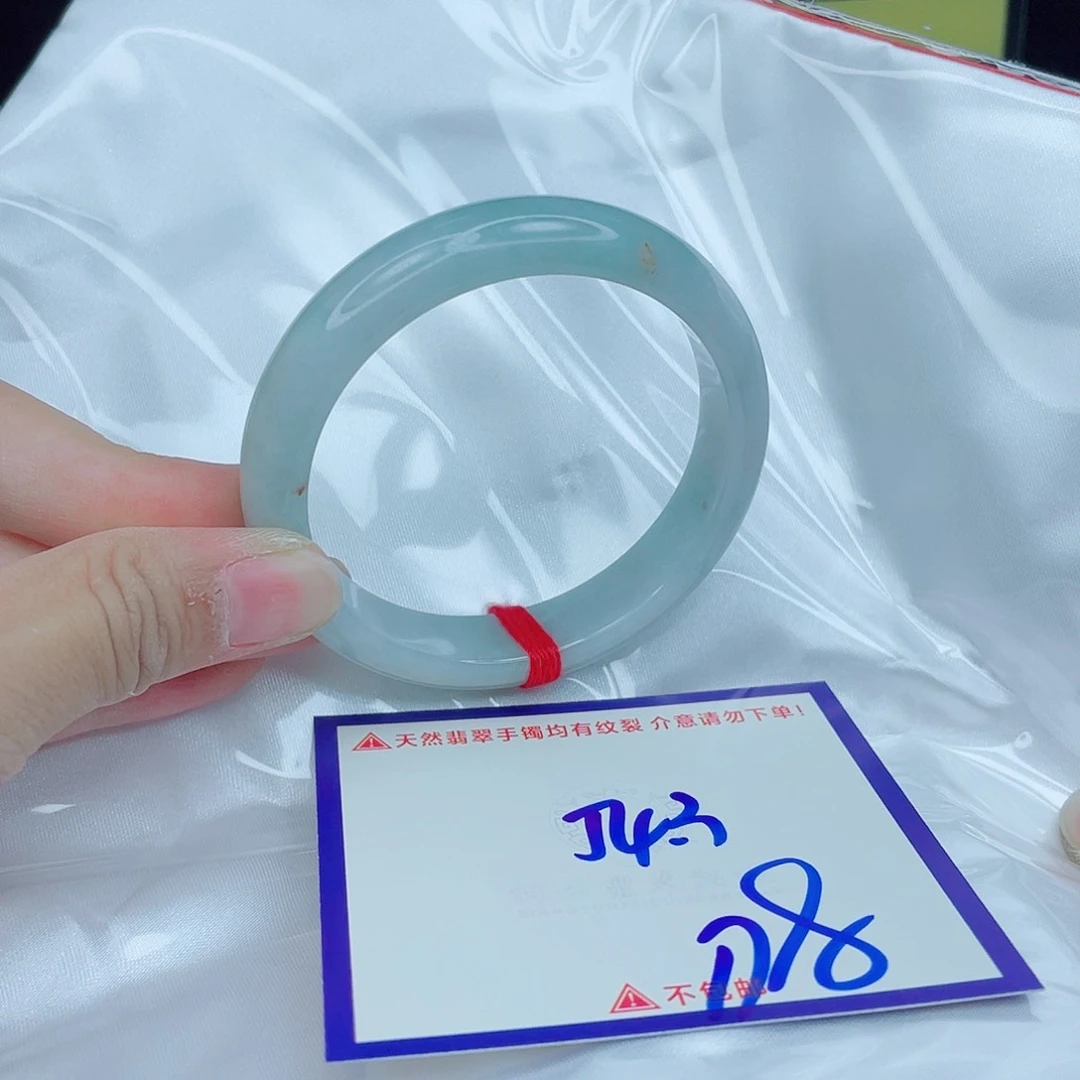 翡翠手镯未镶嵌翡翠