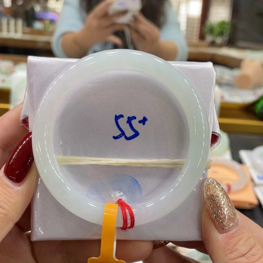 翡翠手镯未镶嵌想*你翡翠