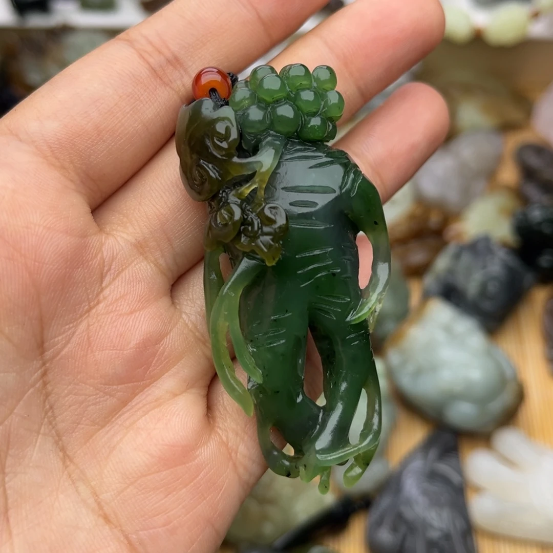 和田玉未镶嵌把件