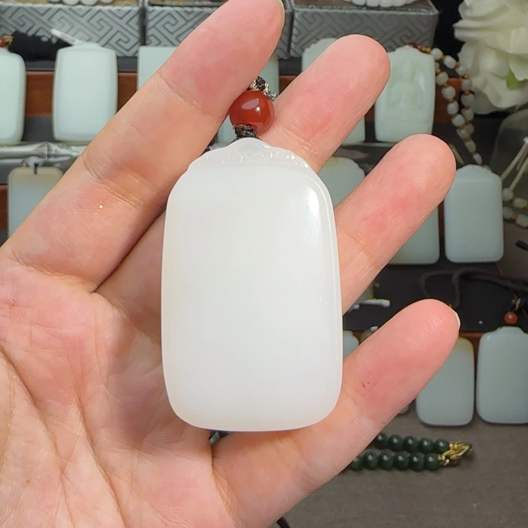 和田玉未镶嵌颈饰丹*，