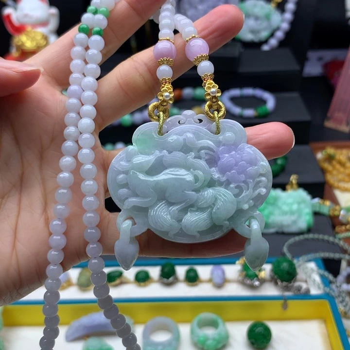 翡翠未镶嵌颈饰翡翠九尾狐